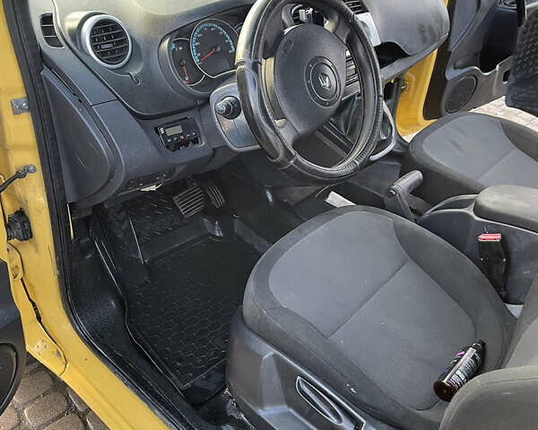 Желтый Рено Кенгу, объемом двигателя 0 л и пробегом 142 тыс. км за 6000 $, фото 11 на Automoto.ua