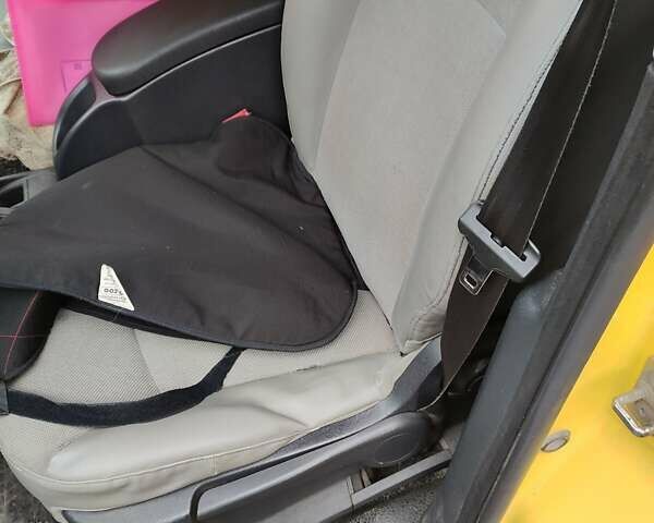 Желтый Рено Кенгу, объемом двигателя 0 л и пробегом 114 тыс. км за 5600 $, фото 10 на Automoto.ua