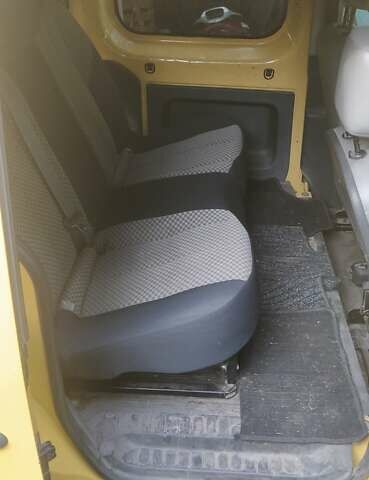 Желтый Рено Кенгу, объемом двигателя 0 л и пробегом 118 тыс. км за 7900 $, фото 2 на Automoto.ua