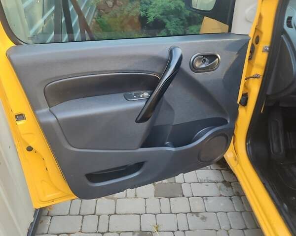 Желтый Рено Кенгу, объемом двигателя 0 л и пробегом 112 тыс. км за 4000 $, фото 4 на Automoto.ua