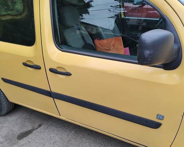 Желтый Рено Кенгу, объемом двигателя 0 л и пробегом 114 тыс. км за 5600 $, фото 7 на Automoto.ua