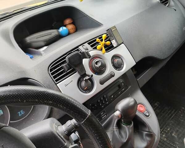 Желтый Рено Кенгу, объемом двигателя 0 л и пробегом 114 тыс. км за 5600 $, фото 9 на Automoto.ua