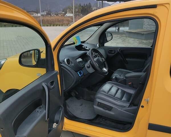 Желтый Рено Кенгу, объемом двигателя 0 л и пробегом 140 тыс. км за 6900 $, фото 23 на Automoto.ua
