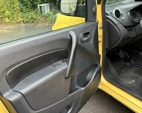 Желтый Рено Кенгу, объемом двигателя 0 л и пробегом 98 тыс. км за 8100 $, фото 17 на Automoto.ua