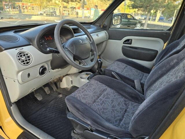 Желтый Рено Кенгу, объемом двигателя 1.5 л и пробегом 403 тыс. км за 3600 $, фото 9 на Automoto.ua