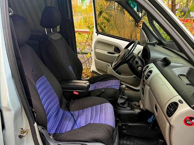 Серый Рено Кенгу, объемом двигателя 1.5 л и пробегом 200 тыс. км за 3900 $, фото 1 на Automoto.ua