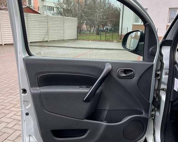 Серый Рено Кенгу, объемом двигателя 1.5 л и пробегом 305 тыс. км за 6200 $, фото 14 на Automoto.ua