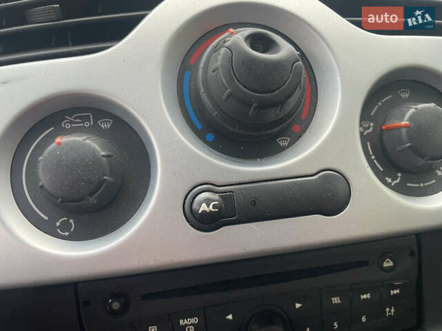 Серый Рено Кенгу, объемом двигателя 1.46 л и пробегом 270 тыс. км за 4600 $, фото 12 на Automoto.ua