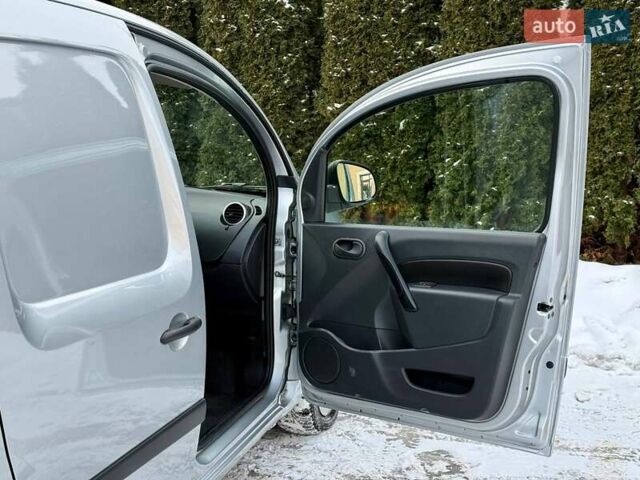 Серый Рено Кенгу, объемом двигателя 0 л и пробегом 43 тыс. км за 11999 $, фото 21 на Automoto.ua