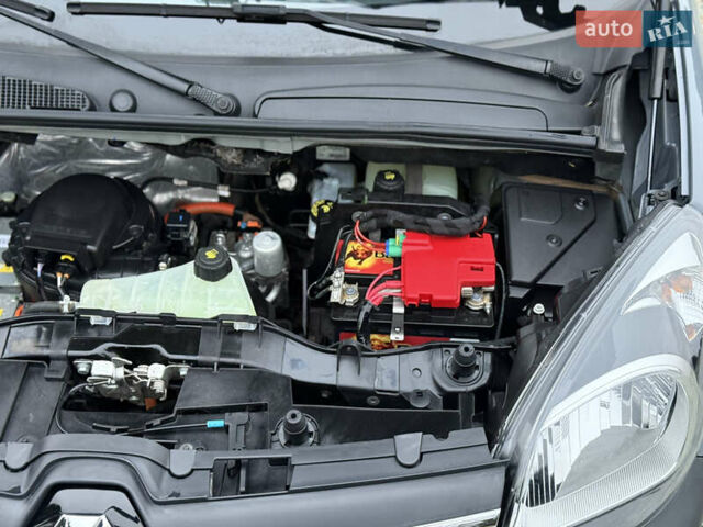Серый Рено Кенгу, объемом двигателя 0 л и пробегом 45 тыс. км за 12900 $, фото 58 на Automoto.ua