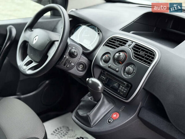 Серый Рено Кенгу, объемом двигателя 0 л и пробегом 45 тыс. км за 12900 $, фото 42 на Automoto.ua