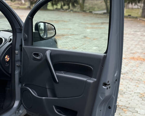 Серый Рено Кенгу, объемом двигателя 0 л и пробегом 45 тыс. км за 12900 $, фото 36 на Automoto.ua