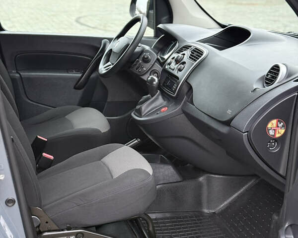 Сірий Рено Кєнгу, об'ємом двигуна 0 л та пробігом 45 тис. км за 12800 $, фото 39 на Automoto.ua