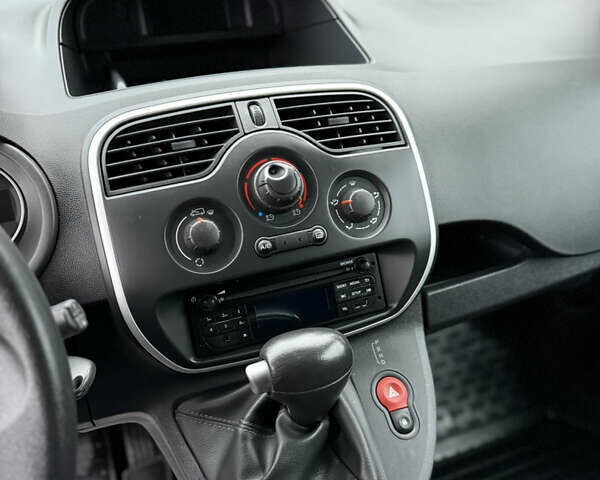 Серый Рено Кенгу, объемом двигателя 0 л и пробегом 45 тыс. км за 12900 $, фото 27 на Automoto.ua