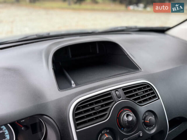 Серый Рено Кенгу, объемом двигателя 0 л и пробегом 45 тыс. км за 12900 $, фото 29 на Automoto.ua