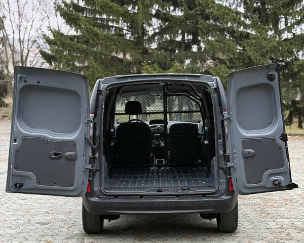 Серый Рено Кенгу, объемом двигателя 0 л и пробегом 45 тыс. км за 12900 $, фото 46 на Automoto.ua