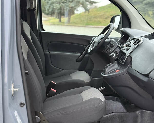 Серый Рено Кенгу, объемом двигателя 0 л и пробегом 45 тыс. км за 12900 $, фото 40 на Automoto.ua