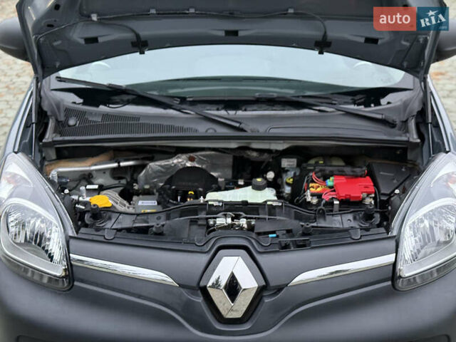 Серый Рено Кенгу, объемом двигателя 0 л и пробегом 45 тыс. км за 12900 $, фото 56 на Automoto.ua