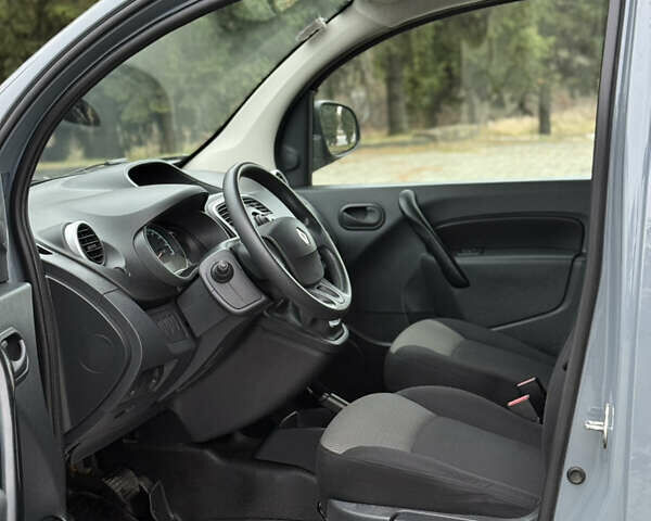 Сірий Рено Кєнгу, об'ємом двигуна 0 л та пробігом 45 тис. км за 12800 $, фото 23 на Automoto.ua