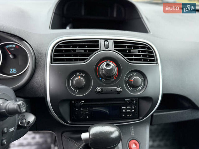 Сірий Рено Кєнгу, об'ємом двигуна 0 л та пробігом 45 тис. км за 12800 $, фото 28 на Automoto.ua