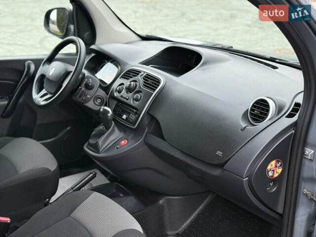 Серый Рено Кенгу, объемом двигателя 0 л и пробегом 45 тыс. км за 12900 $, фото 38 на Automoto.ua