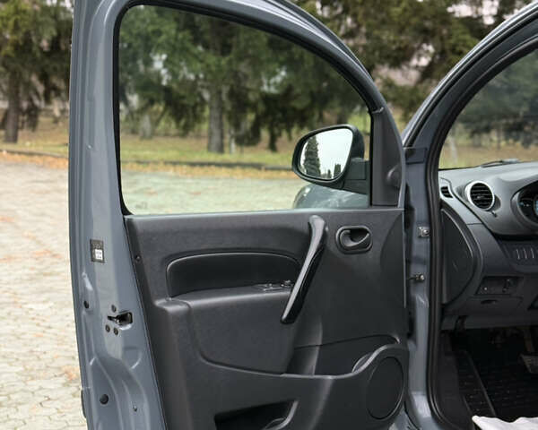 Серый Рено Кенгу, объемом двигателя 0 л и пробегом 45 тыс. км за 12900 $, фото 20 на Automoto.ua