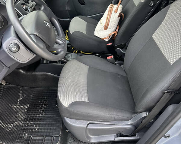 Серый Рено Кенгу, объемом двигателя 0 л и пробегом 65 тыс. км за 12900 $, фото 27 на Automoto.ua