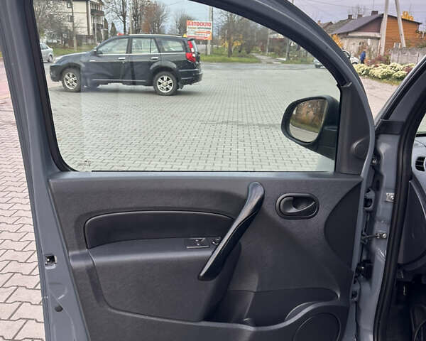 Серый Рено Кенгу, объемом двигателя 0 л и пробегом 65 тыс. км за 12900 $, фото 24 на Automoto.ua