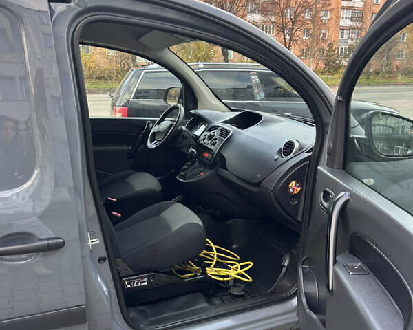 Серый Рено Кенгу, объемом двигателя 0 л и пробегом 65 тыс. км за 12900 $, фото 34 на Automoto.ua