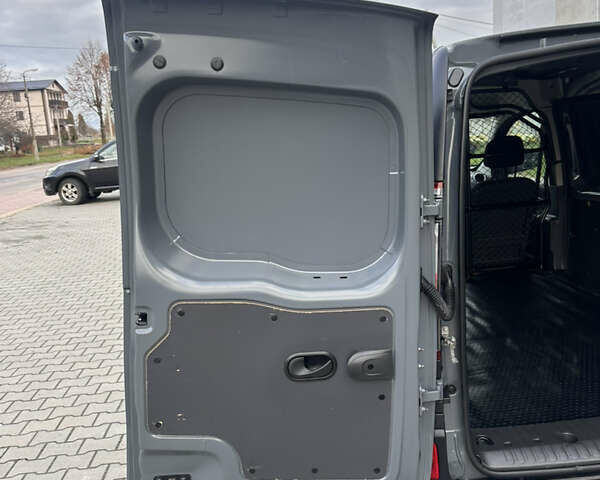 Серый Рено Кенгу, объемом двигателя 0 л и пробегом 65 тыс. км за 12900 $, фото 31 на Automoto.ua