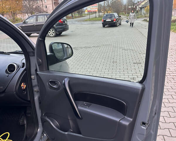 Серый Рено Кенгу, объемом двигателя 0 л и пробегом 65 тыс. км за 12900 $, фото 36 на Automoto.ua