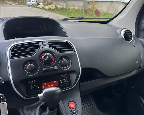 Серый Рено Кенгу, объемом двигателя 0 л и пробегом 65 тыс. км за 12900 $, фото 26 на Automoto.ua