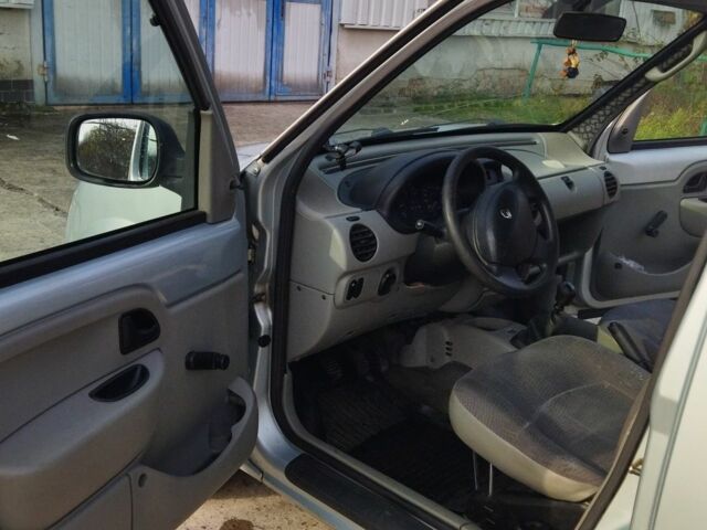 Серый Рено Кенгу, объемом двигателя 1 л и пробегом 197 тыс. км за 3000 $, фото 5 на Automoto.ua