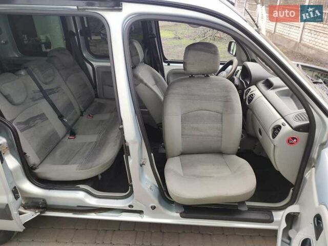 Серый Рено Кенгу, объемом двигателя 1.6 л и пробегом 191 тыс. км за 5200 $, фото 15 на Automoto.ua