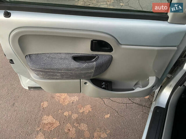 Серый Рено Кенгу, объемом двигателя 1.46 л и пробегом 289 тыс. км за 3999 $, фото 31 на Automoto.ua