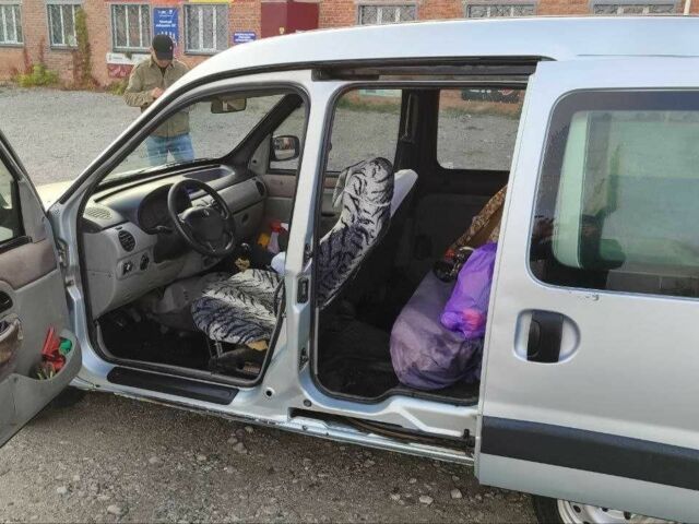 Серый Рено Кенгу, объемом двигателя 1.5 л и пробегом 350 тыс. км за 3600 $, фото 5 на Automoto.ua