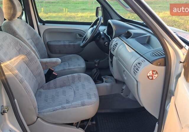 Рено Кенгу 2006 в Калуше на Automoto.ua Серый Рено Кенгу, объемом двигателя 1.2 л и пробегом 176 тыс. км за 4999 $, фото 40 на Automoto.ua