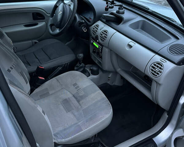 Сірий Рено Кєнгу, об'ємом двигуна 1.5 л та пробігом 270 тис. км за 3900 $, фото 6 на Automoto.ua