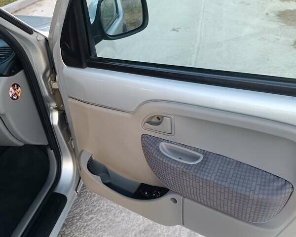 Серый Рено Кенгу, объемом двигателя 1.6 л и пробегом 221 тыс. км за 5600 $, фото 17 на Automoto.ua