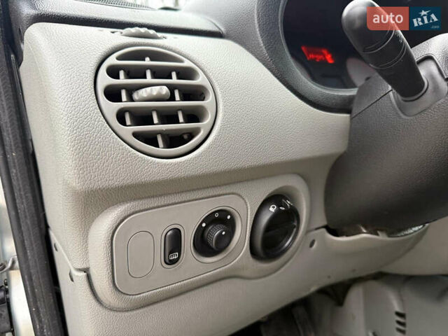 Серый Рено Кенгу, объемом двигателя 1.6 л и пробегом 224 тыс. км за 6300 $, фото 17 на Automoto.ua