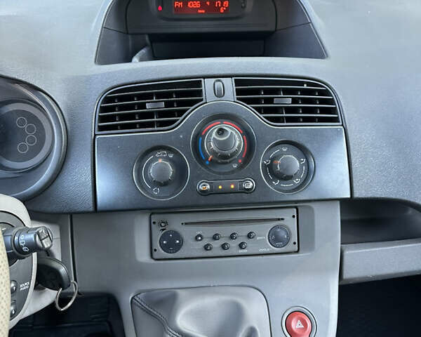 Серый Рено Кенгу, объемом двигателя 1.5 л и пробегом 237 тыс. км за 7350 $, фото 28 на Automoto.ua