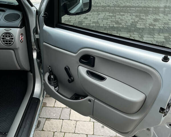 Серый Рено Кенгу, объемом двигателя 1.5 л и пробегом 290 тыс. км за 5400 $, фото 16 на Automoto.ua