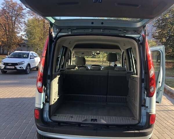 Серый Рено Кенгу, объемом двигателя 1.5 л и пробегом 300 тыс. км за 7650 $, фото 3 на Automoto.ua