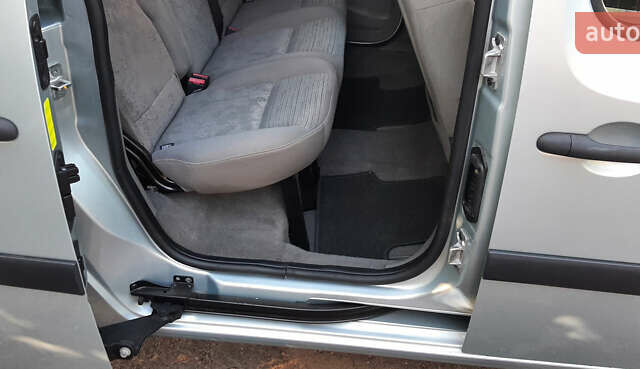 Серый Рено Кенгу, объемом двигателя 1.6 л и пробегом 190 тыс. км за 7750 $, фото 11 на Automoto.ua