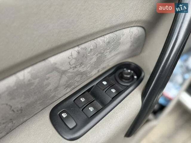 Серый Рено Кенгу, объемом двигателя 1.5 л и пробегом 230 тыс. км за 7600 $, фото 24 на Automoto.ua