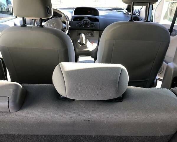 Серый Рено Кенгу, объемом двигателя 1.5 л и пробегом 300 тыс. км за 7650 $, фото 5 на Automoto.ua