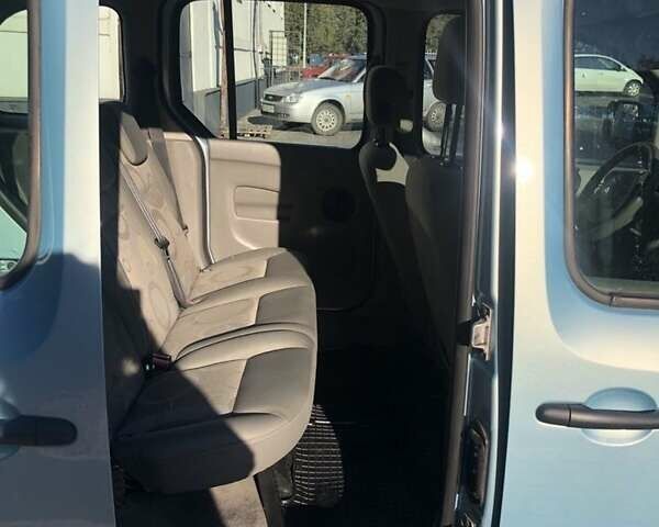 Серый Рено Кенгу, объемом двигателя 1.5 л и пробегом 300 тыс. км за 7650 $, фото 2 на Automoto.ua