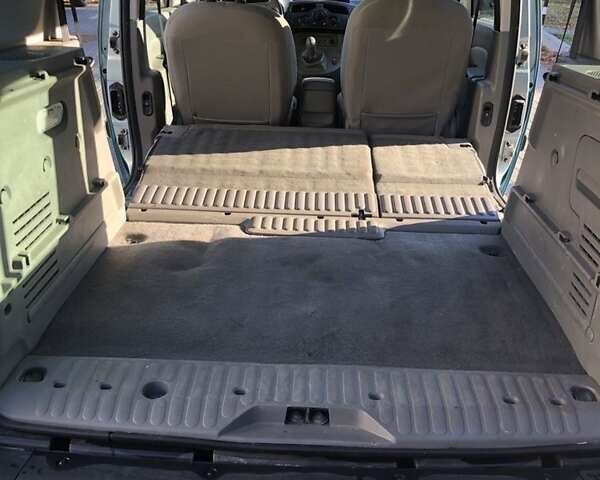 Серый Рено Кенгу, объемом двигателя 1.5 л и пробегом 300 тыс. км за 7650 $, фото 4 на Automoto.ua