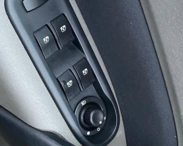 Серый Рено Кенгу, объемом двигателя 1.46 л и пробегом 231 тыс. км за 8200 $, фото 16 на Automoto.ua