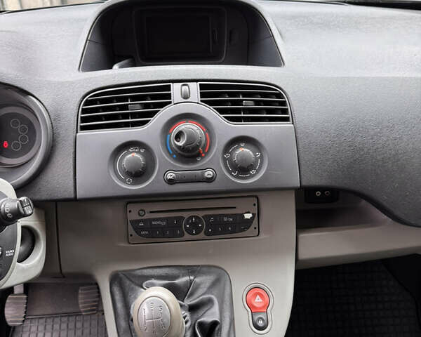 Серый Рено Кенгу, объемом двигателя 1.46 л и пробегом 137 тыс. км за 7500 $, фото 28 на Automoto.ua